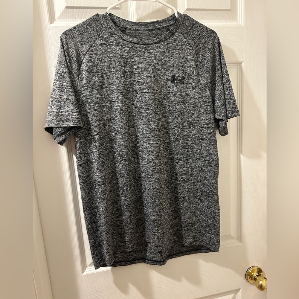 Men’s dark heathered grey underarmour short sleeve shirt. Size medium